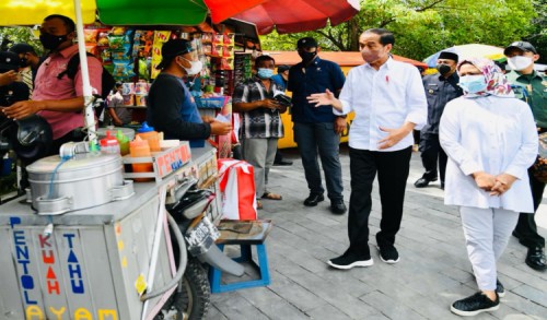 Di Ngawi, Jokowi Usai Salat Jumat Bantu PKL Hingga Resmikan Pasar Besar