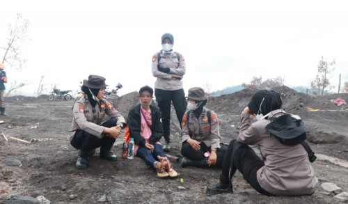 Keluarga Korban Erupsi Gunung Semeru Minta Bantuan Petugas Cari Keluarganya