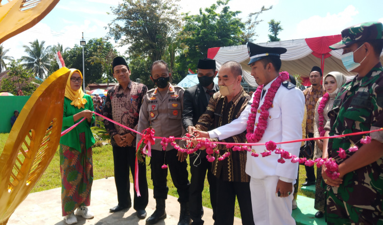 Angkat Potensi Mawar, Mantan PJ Kepala Desa Karangpring Bangun Rose Monument