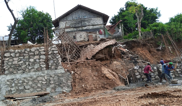 Diduga Akibat Proyek Jalan Ring Road Tuban, Bangunan Dapur Rumah Warga Ambruk