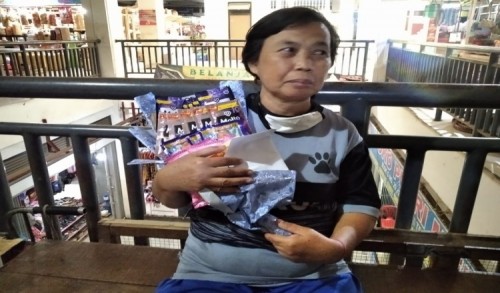 Peringati Hari Ibu, JuPe Purworejo Berikan Tali Asih kepada Buruh Gendong