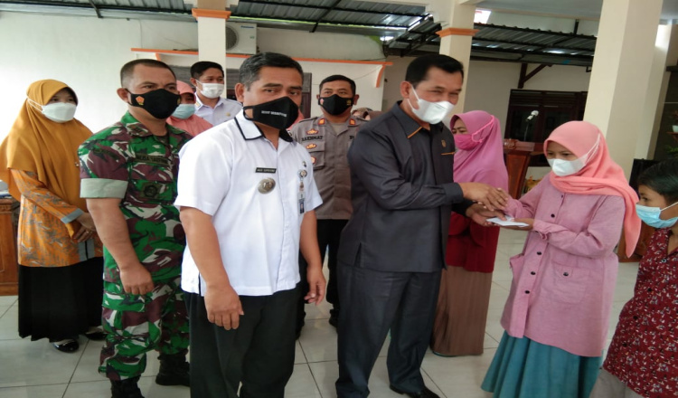 Anggota Komisi II DPR RI Salurkan Bantuan Tenda UMKM Kepada PKL di Cilacap