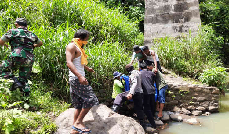 Seorang Warga Banyuwangi Tertabrak Kereta, Korban Tewas Terpental ke Sungai