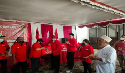 Anggota DPR RI Fraksi-PDIP Salurkan Bantuan Beras dari Puan Maharani