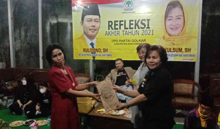 Akhir Tahun 2021, Golkar Banyuwangi Berbagi Kebahagiaan Bersama Ibu-ibu Janda