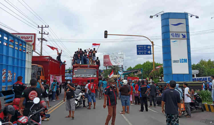 Protes Aturan ODOL, Ratusan Sopir Truk Blokade Jalur Masuk Pelabuhan Ketapang Banyuwangi