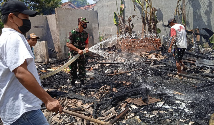 Diduga Korsleting Listrik, Rumah Warga di Cilacap Ludes Terbakar 