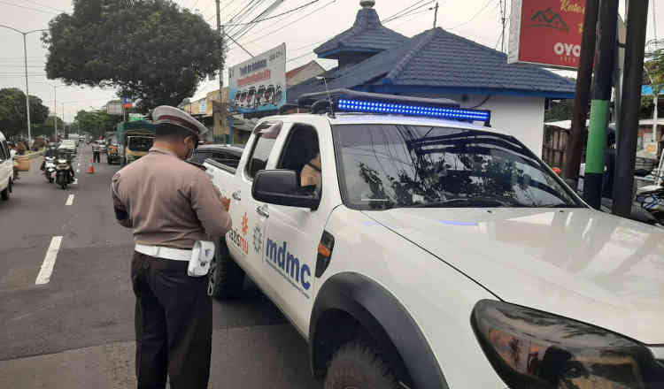 Pakai Rotator Warna Biru, Mobil Lazismu Ditilang Polisi Banyuwangi