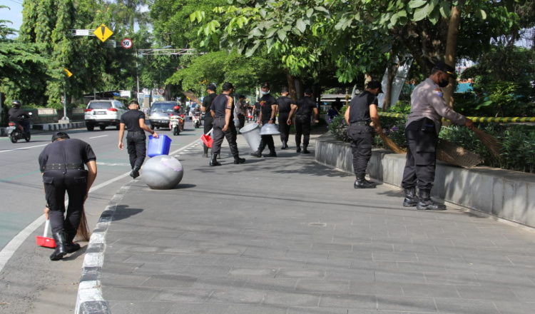 Rangkaian HUT Satpam ke-41, Sat Binmas Polres Kediri Kota Gelar Kerja Bakti.