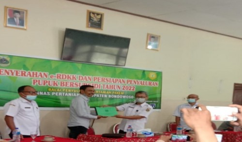Disperta Bondowoso Serahkan e-RDKK pada Distributor Jelang Persiapan Penyaluran Pupuk Subsidi 2022