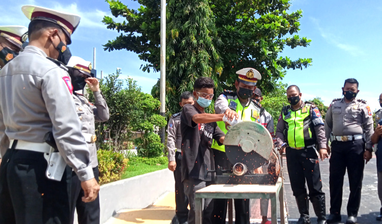 Terjaring Razia di Tuban, Pemilik Motor Hancurkan Sendiri Knalpot Brong 