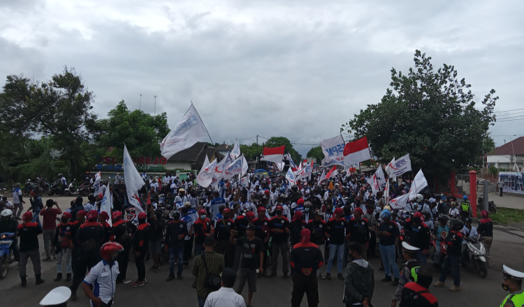 Demo Buruh Tuban Tuntut Dipekerjakan Kembali, Jalur Pantura Lumpuh 