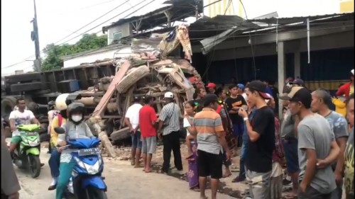 Diduga Rem Blong, Truk Gandeng Tabrak Rumah di Desa Sempolan Jember