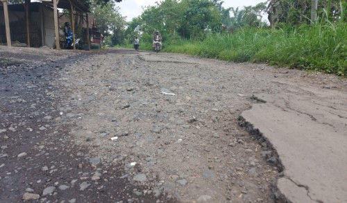 Jalan Rusak Hampir Terjadi di Seluruh Kecamatan di Bondowoso, Bupati Salwa Sebut Anggaran Terbatas