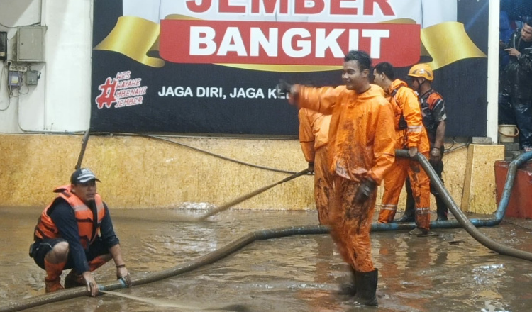 Penuh Lumpur, Begini Kondisi Rumah Bupati Jember Pasca Direndam Banjir