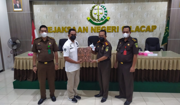 Upaya Restorative Justice Anggota Kepolisian, Kejaksaan Negeri Cilacap Beri Penghargaan