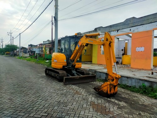 Puluhan Bangunan Liar Tak Berizin Sepanjang Bantaran Rel Kereta, Dibongkar Paksa Oleh PT. KAI