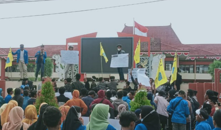 Aktivis Mahasiswa Demo, Minta Kadispendik Sumenep Dicopot