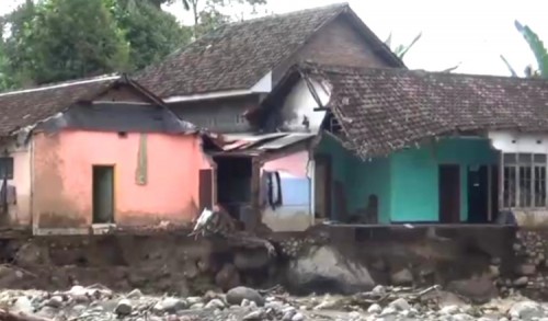 Lagi! Banjir Robohkan Puluhan Rumah di Jember