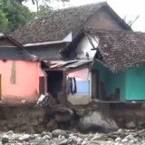 Lagi! Banjir Robohkan Puluhan Rumah di Jember