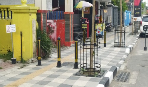 Trotoar di Bojonegoro Ada Garis Kuning, Ternyata Ini Fungsinya
