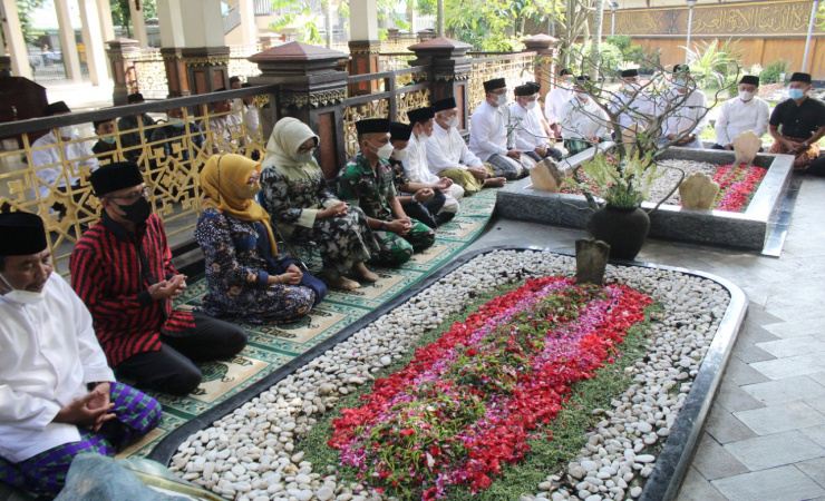 Gubernur Jawa Barat Ziarah ke Makam Pendiri NU di Jombang