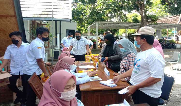 Harga Minyak Goreng Masih Mahal, Warga Banyuwangi Berbondong-bondong Datang ke Pasar Murah