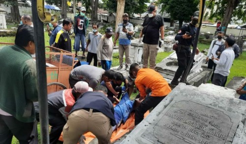 Warga Bangkalan Ditemukan Tewas Terlentang di Atas Makam Peneleh Surabaya