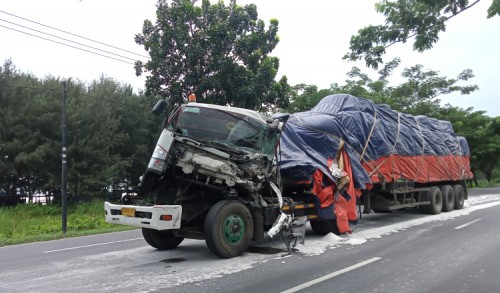 Seruduk Dump Truk, Truk Bermuatan Kalsium di Tuban Ringsek 