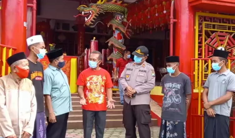 Puluhan Ummat Muslim Turut Amankan Perayaan Imlek di Klenteng Pay Lien San Jember