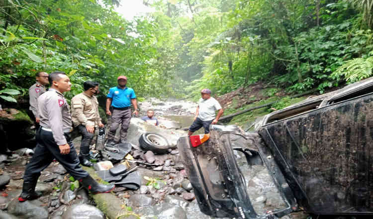 Polisi Kesulitan Evakuasi Mobil Masuk Jurang Sedalam 30 Meter di Jalur Ijen Banyuwangi