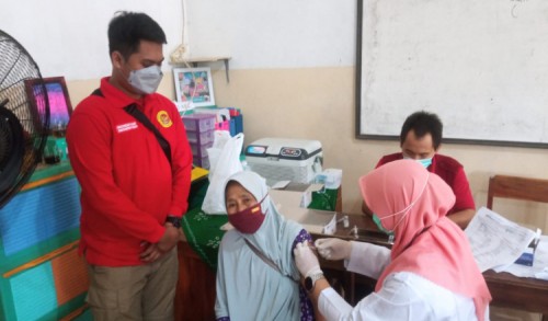 Ratusan Masyarakat Umum dan Anak SD di Cilacap Terima Vaksin Dari Binda Jateng