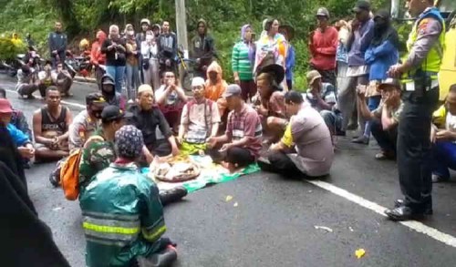 Doakan Evakuasi Lancar, Polisi dan Warga Gelar Ritual di Jalur Sengkan Mayit Ijen