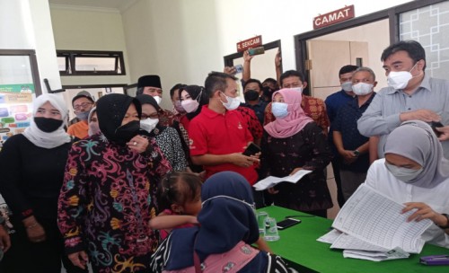 Mensos Tri Rismaharini Tinjau Langsung Penyaluran BPNT di  Jombang