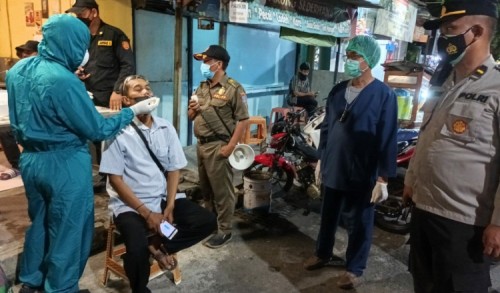 Petugas Lakukan Tes Antigen kepada Pelanggar Prokes di Surabaya