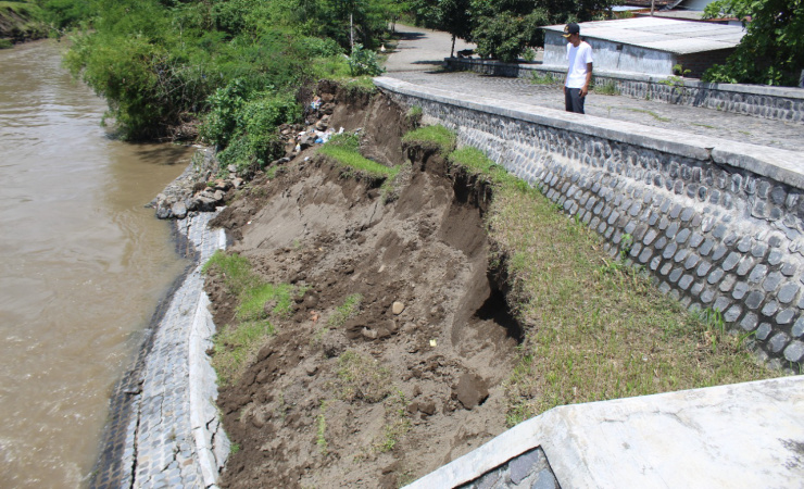 Plengsengan Dam Barongsawahan Bandar Kedungmulyo Jombang Ambrol, Warga Sekitar Was - Was