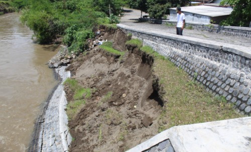 Plengsengan Dam Barongsawahan Bandar Kedungmulyo Jombang Ambrol, Warga Sekitar Was - Was