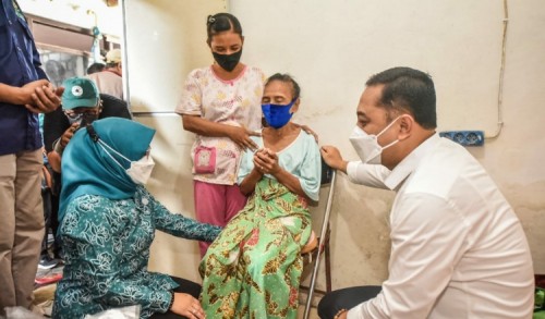Baznas Surabaya Salurkan Ratusan Kursi Roda untuk Penyandang Disabilitas