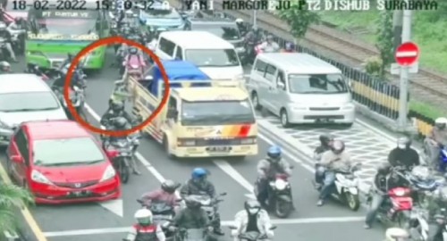 Video Polisi Dorong Truk Mogok di Surabaya Jadi Perbincangan, Warganet: Limited Edition
