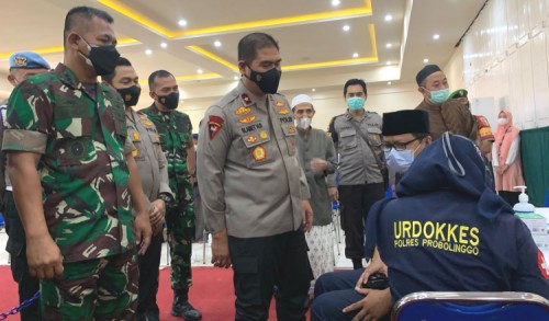 Wakapolda Jatim Pantau Vaksinasi Booster di Ponpes Nurul Jadid Probolinggo