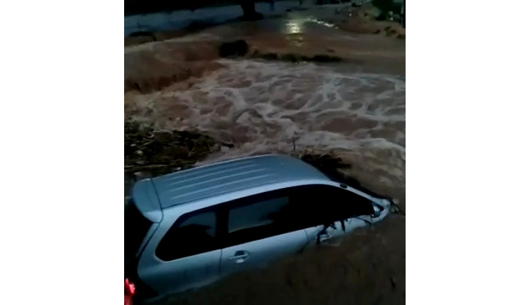 Detik-detik Banjir Bandang Seret Mobil di Kerek Tuban