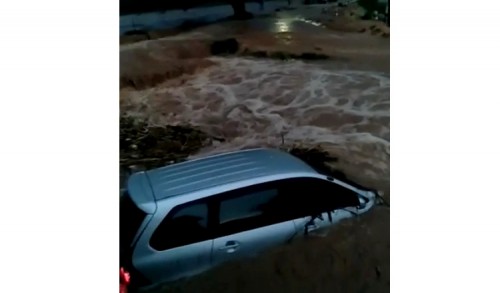 Detik-detik Banjir Bandang Seret Mobil di Kerek Tuban