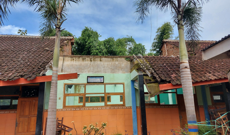 Gedung SDN I Almur di Bondowoso Ambruk, Siswa Kelas IV: Pak Bupati, Tolong Perbaiki Tempat Sekolah Saya