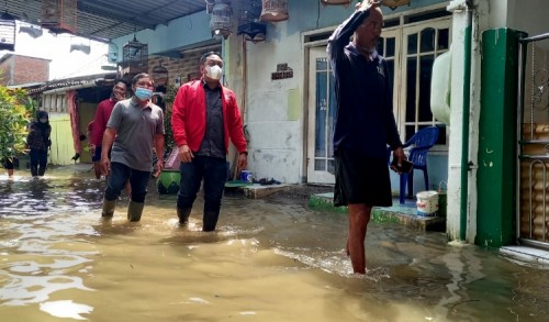 Politisi PDIP Anas Karno Tinjau Banjir di Medokan Semampir Surabaya