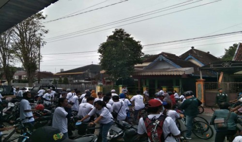 Cak Ubaidillah dan DKC Garda Bangsa Bondowoso Ngontel Bersama Pemuda