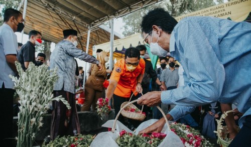 Ketua DPRD Surabaya Takziah dan Sampaikan Belasungkawa Wafatnya Mertua Wali Kota