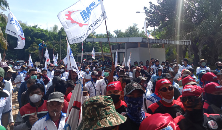 Rekan Di-PHK Sepihak, Ratusan Buruh Demo SIG Pabrik Tuban