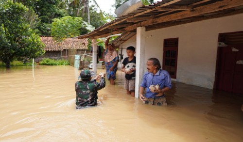 Ratusan Warga Terdampak Banjir di Purworejo Mendapat Bantuan Distribusi Makanan