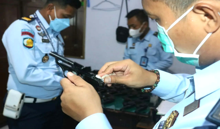 Jaga Kondisi Senjata Api, Lapas Banyuwangi Lakukan Perawatan Rutin