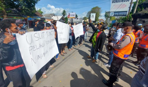 Puluhan Orang Pendukung KH Salwa Arifin Aksi di Depan Polres Bondowoso
